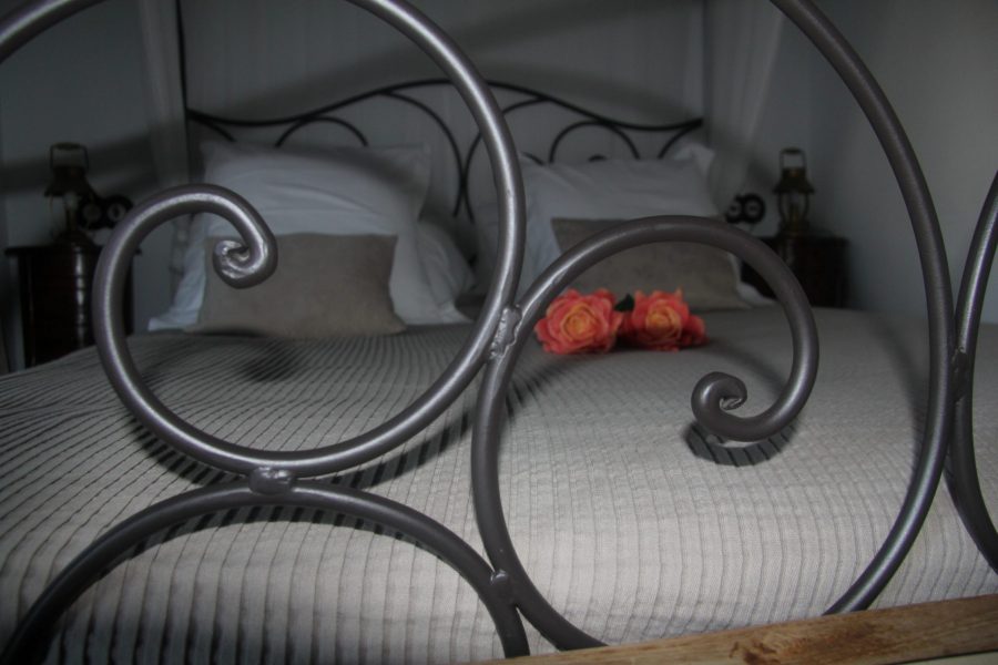 Detalle de una cama en un alojamiento de turismo rural. Efetur