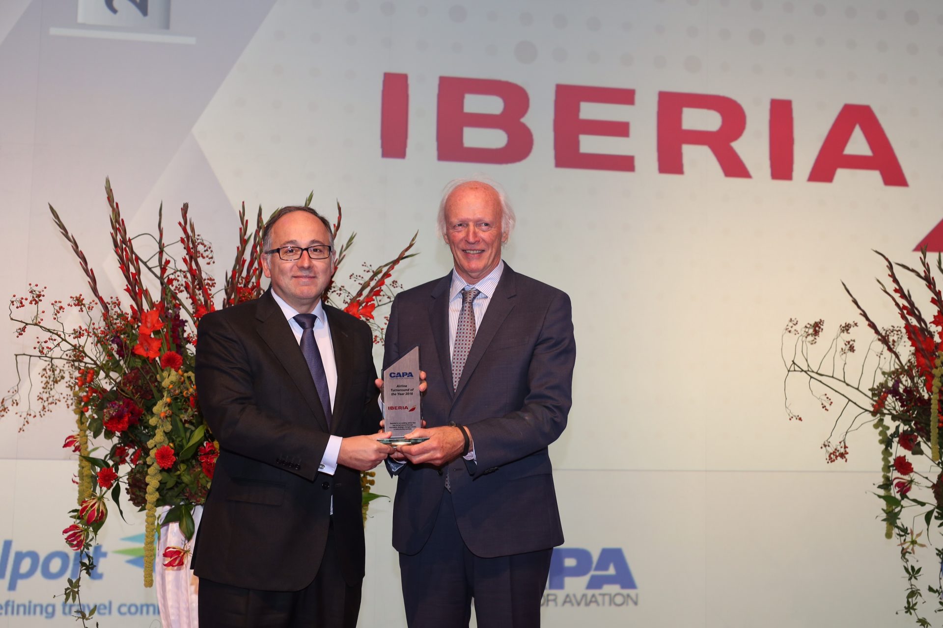 Luis Gallego, presidente de Iberia (izqda) recibe el premio de Peter Harbison, presidente ejecutivo de CAPA. Foto: Efetur/Cedida por Iberia.