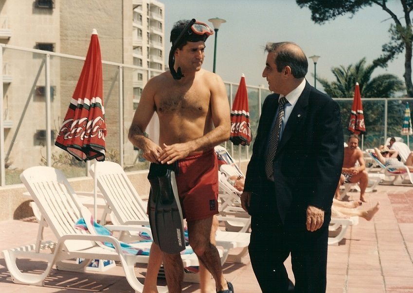 Globalia, Juan José Hidalgo, junto a Curro durante el rodaje de uno de los spots. Foto: EFETUR/Cedida por Halcón Viajes