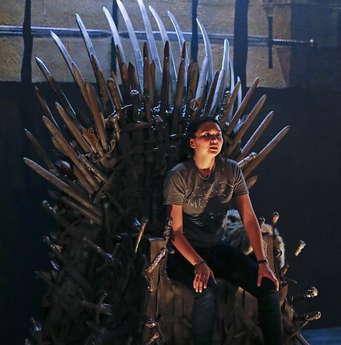 Una chica en el "Trono de Hierro" que se exhibe en una exposición de "Juego de tronos". EFE/Juanjo Martin
