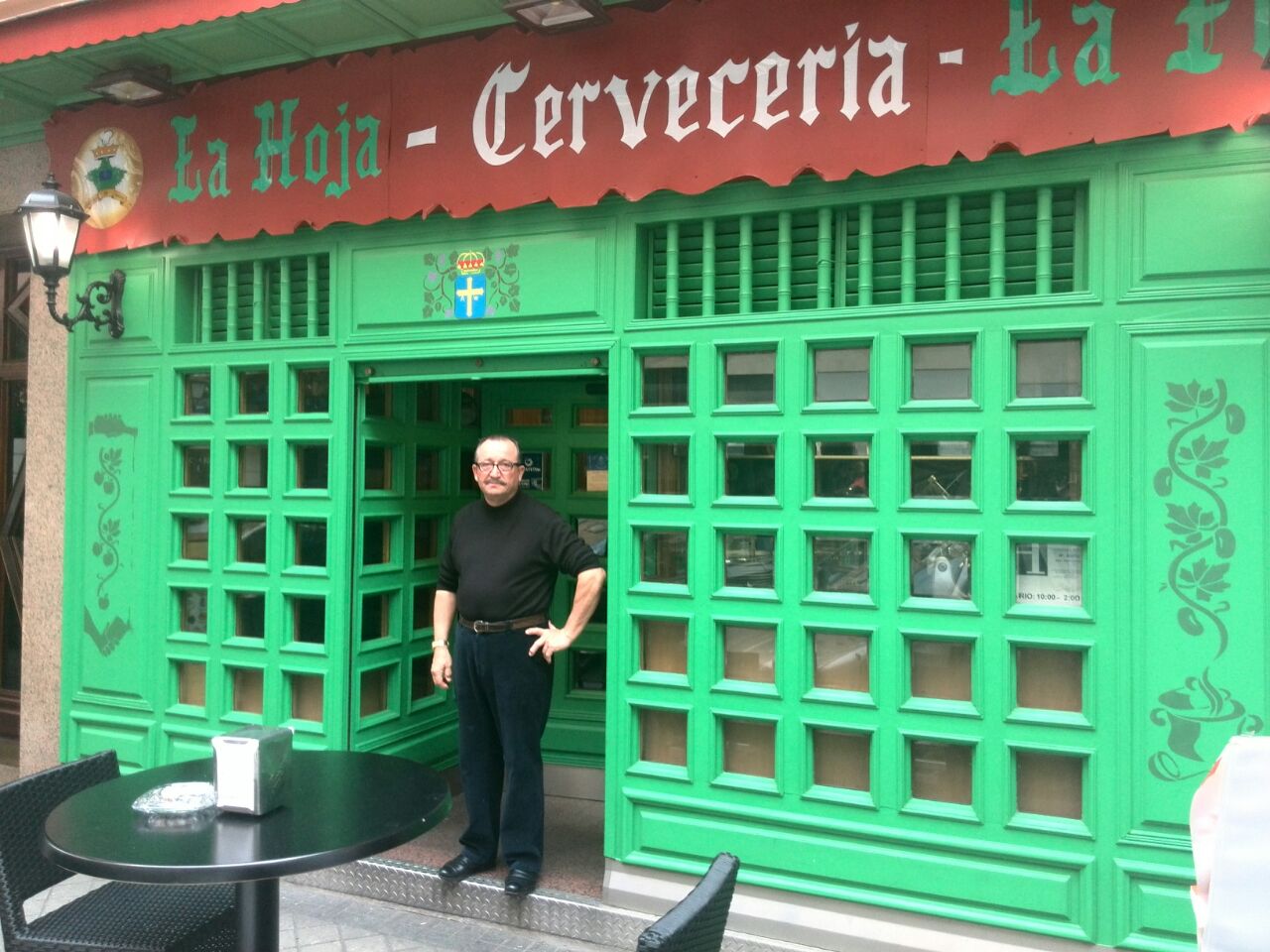 Fachada del restaurante "La Hoja" y su propietario, Francisco Fernández.