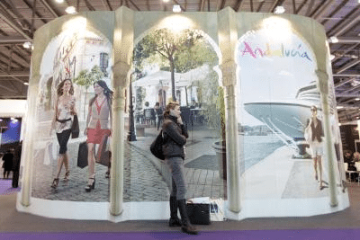 Una visitante en el expositor de Andalucía durante la Feria de Turismo Internacional World Travel Market (WTM), en Londres