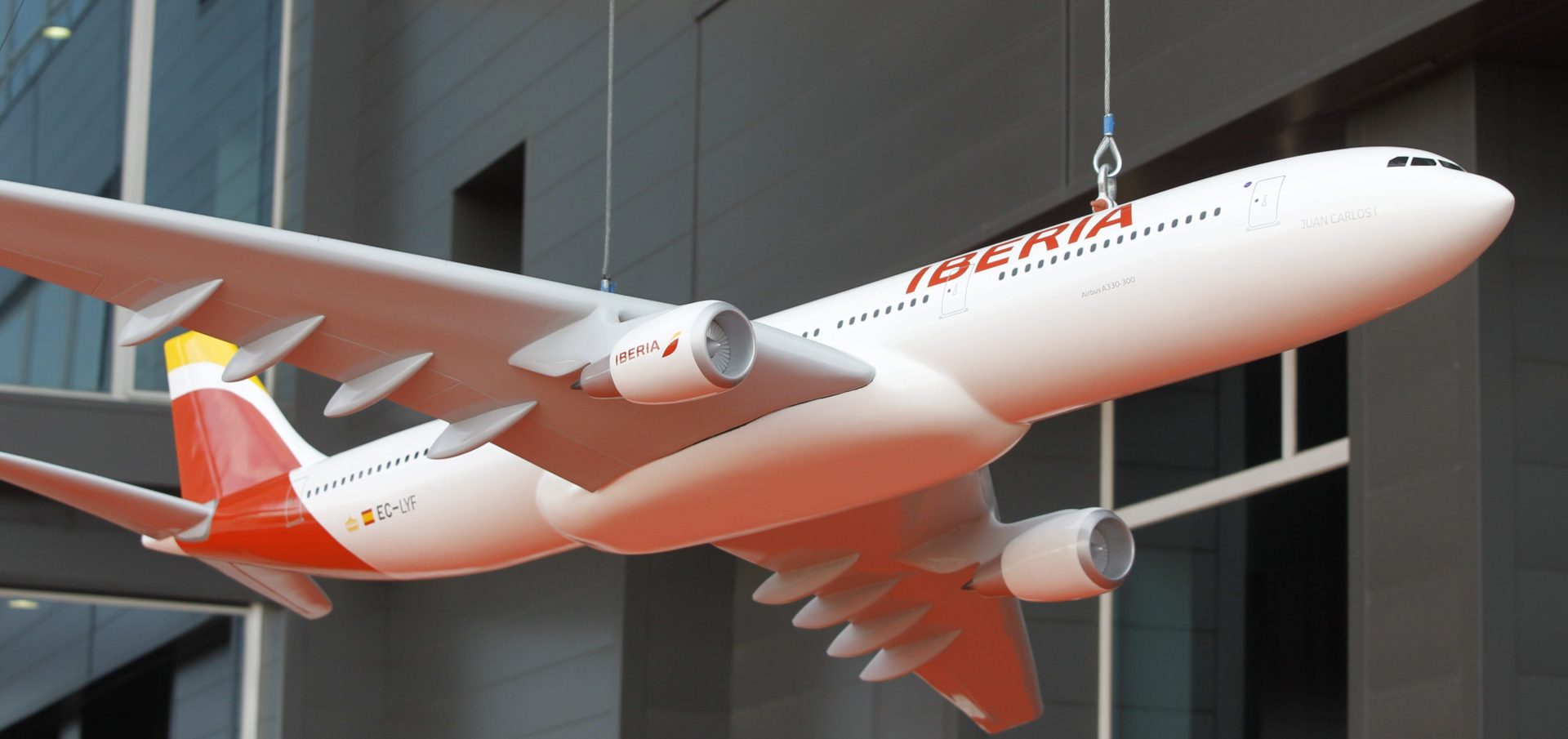 Maqueta de avión con la nueva imagen corporativa de Iberia. EFE/Fernando Alvarado.