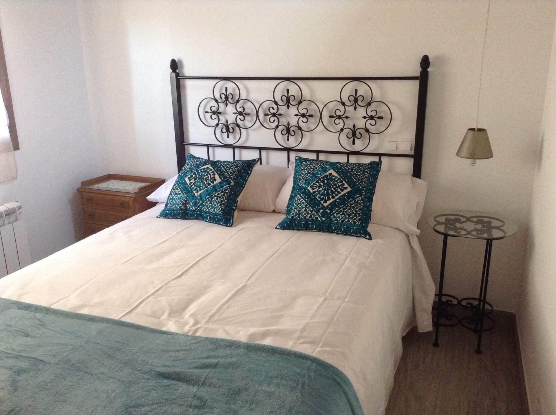 Uno de los dormitorios del alojamiento rural 'Planeta Vera', en Jarandilla de La Vera (Cáceres). Foto: Cedida por el alojamiento