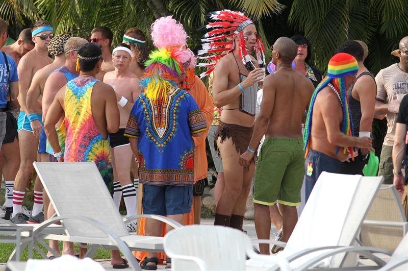 Un grupo de gays se divierte en la costa oeste mexicana, destino de turismo homosexual. Foto: Ulises Ruiz Basurto-EFE