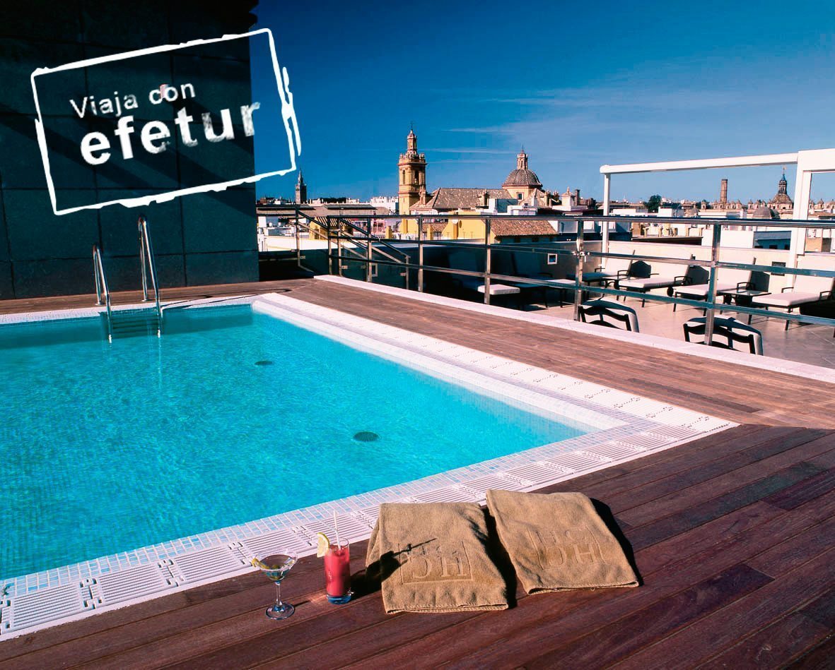 La piscina y terraza del hotel. Foto: Hotel Sevilla Center.