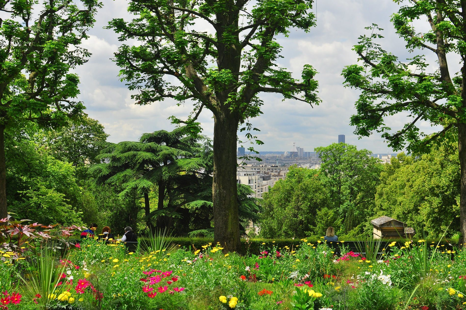 Desde Père Lachaise se disfrutar de vistas panorámicas de la ciudad. EFE/Luca Culeddu.