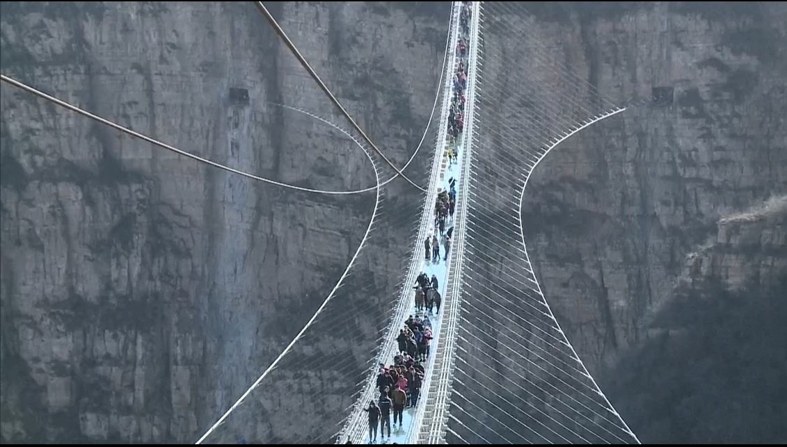 Puente de cristal más largo del mundo en el parque natural de Hongyagu (China). Foto: EFE