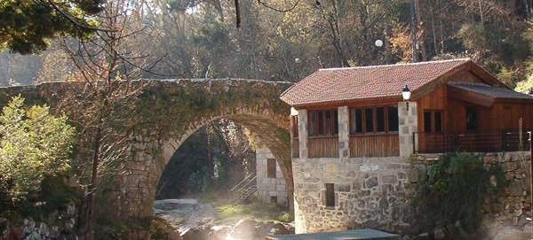 Bonita imagen de atardecer de otoño del puente románico del concello de Arbo
