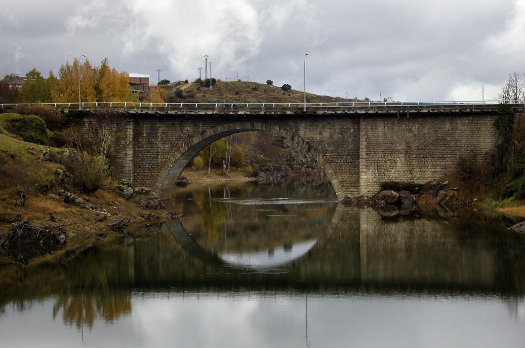 Puente Nuevo sobre el río Lozoya en Buitrago. Allí se hará la prueba de natación del Triatlón KM 0. EFE/J. Benet.