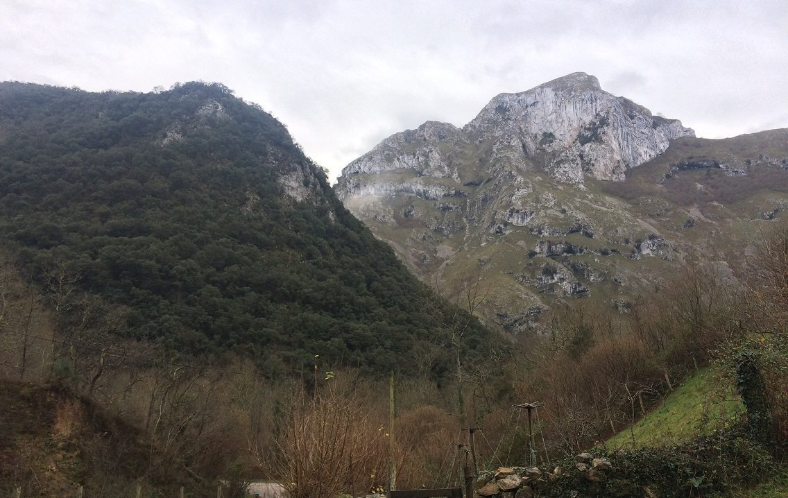 Montaña frente a la Casa Rural Río Aliso. Foto: Efetur.