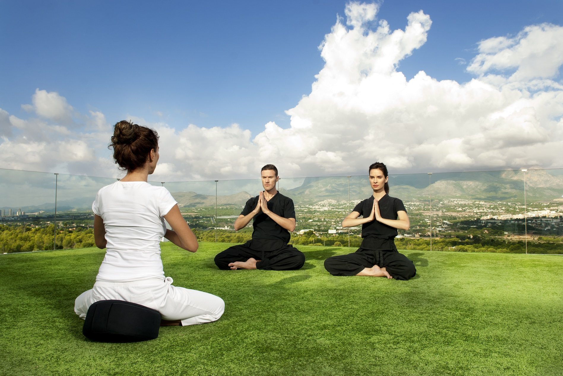 El yoga puede mitigar la ansiedad que genera un cambio de hábito alimentario. Foto: Sha Wellness Clinic