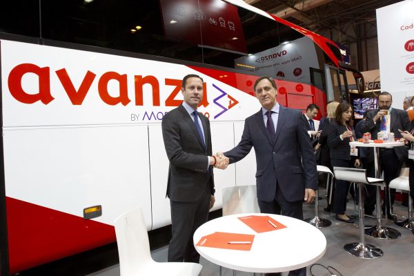 El alcalde de Salamanca, Carlos García, y el director general de Avanza, Valentín Alonso,tras la firma en Fitur del convenio de colaboración..