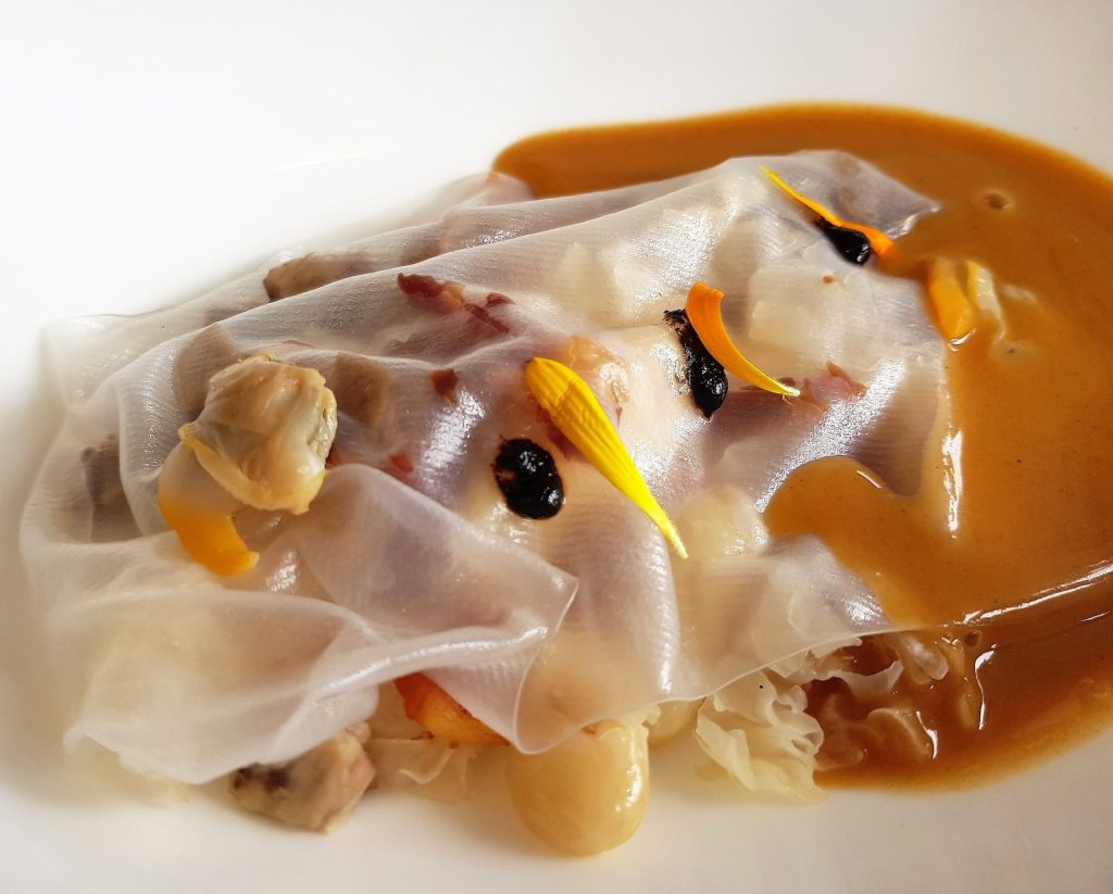 Sopa de ajo picante con pochas, lengua y berberechos. Foto: Cedida por “Burgos entre Cucharas”