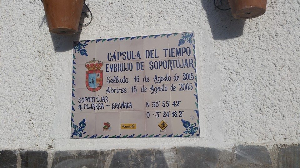 Azulejos que indican la ubicación de la cápsula del tiempo de Soportújar. Foto: Ayto. de Soportújar.