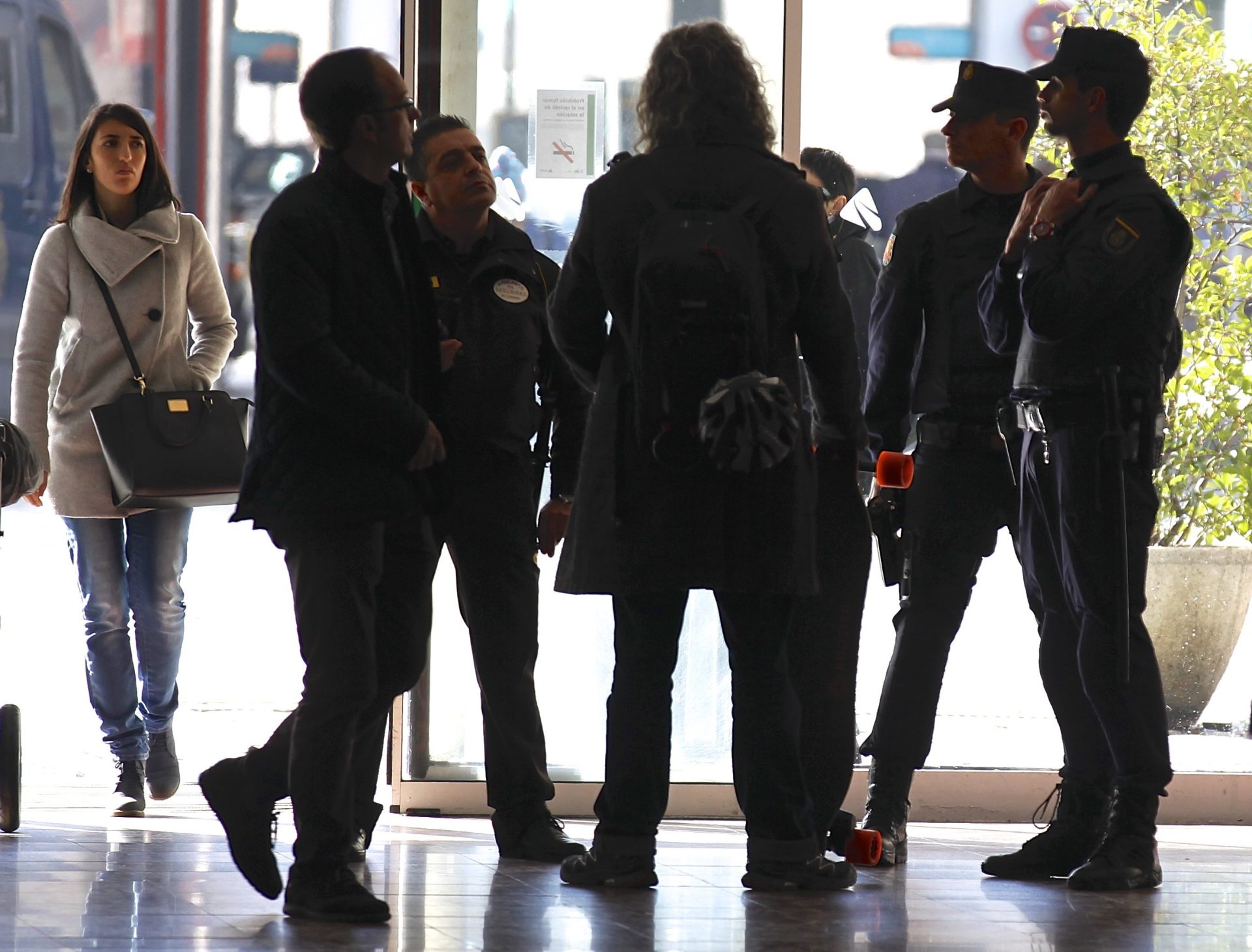 Policías en la madrileña estación de Chamartín. Foto: Paolo Aguilar/Efetur