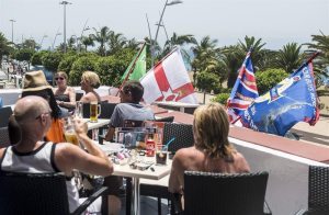 Turistas británicos en Lanzarote. Foto: EFE/JAVIER FUENTES