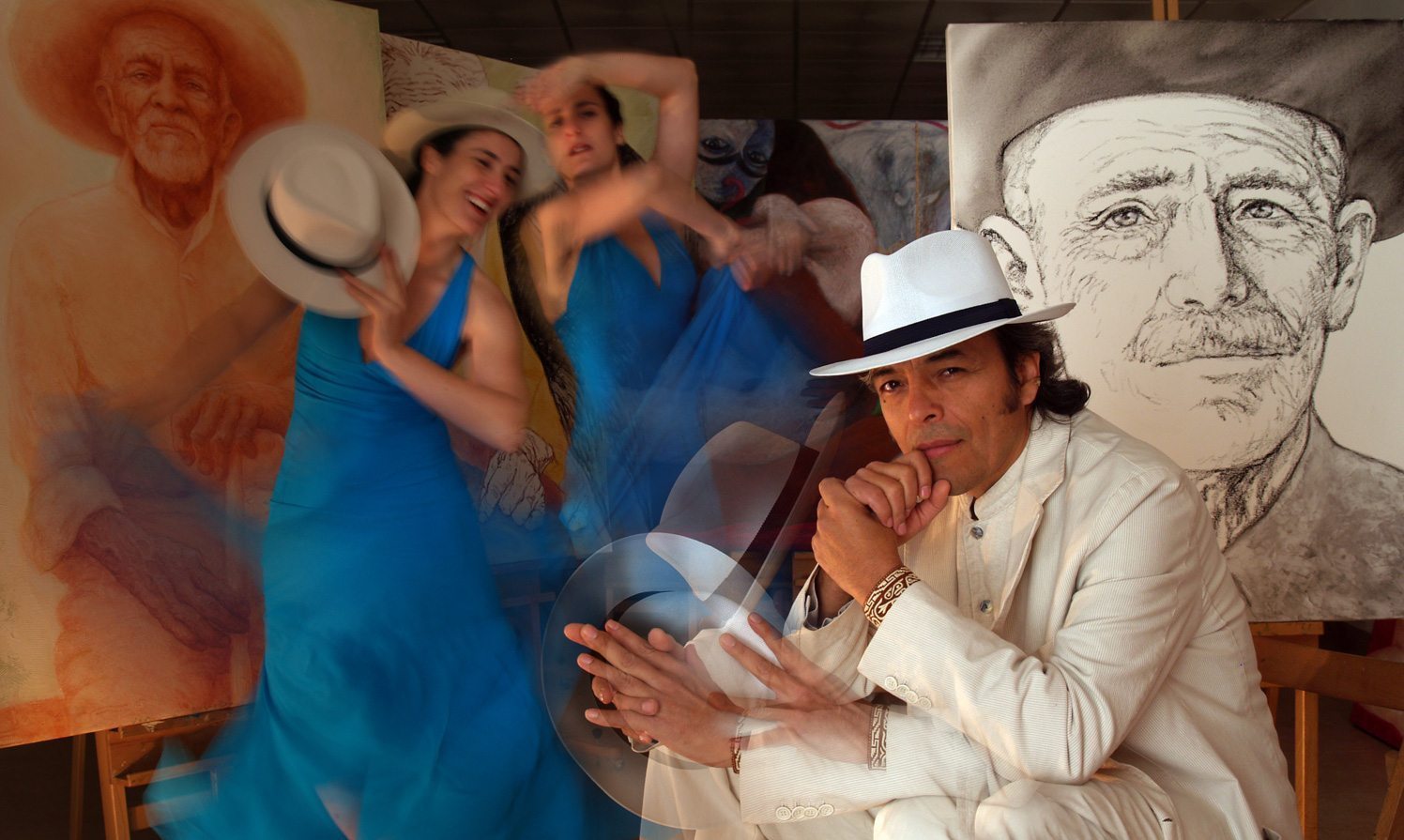 Uribe rodeado de su obra. Foto: Cedida por Marina D'Or.