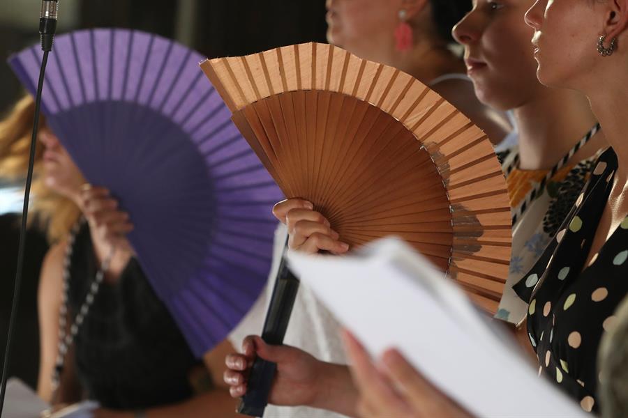 Jóvenes con abanicos en una fiesta patronal en España. Efetur/J.J. Guillén