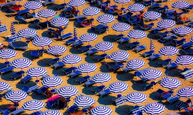 Imagen de varias sombrillas sobre una playa. Foto: Pexels