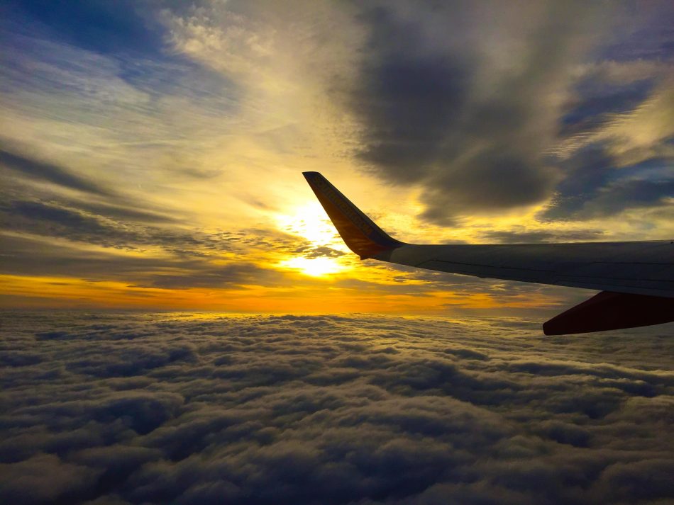 Imagen de archivo de un avión en pleno vuelo. Foto: Pexels