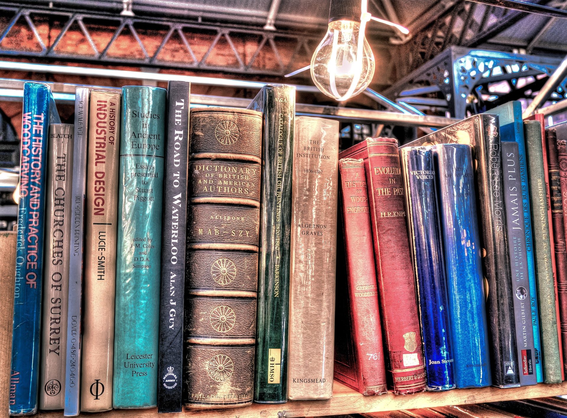 Una estantería con libros antiguos. Foto: Pexels