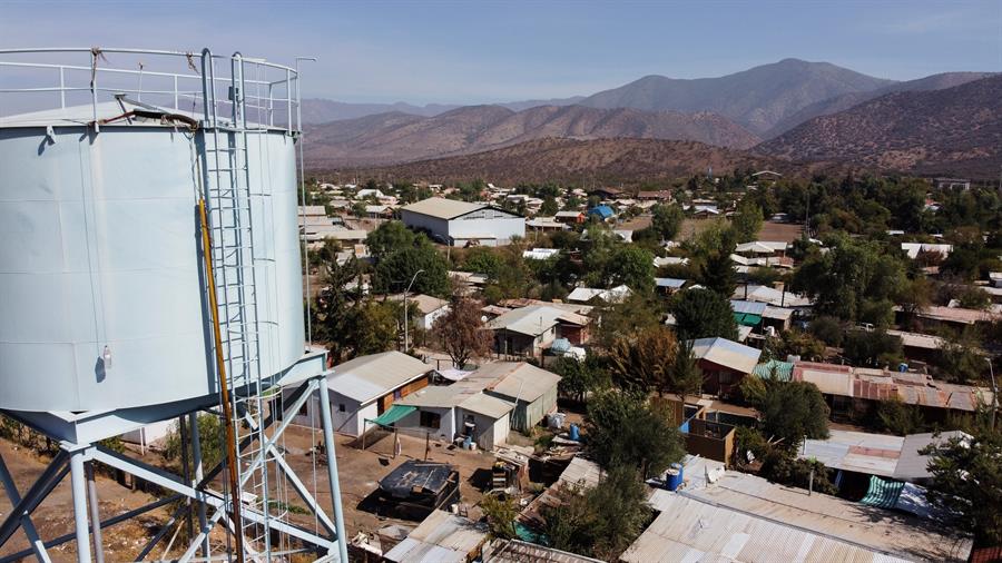 Los vecinos de Runge, al norte de Santiago, dependen de los camiones cisterna para disponer de agua. Efeagro/Alberto Valdés