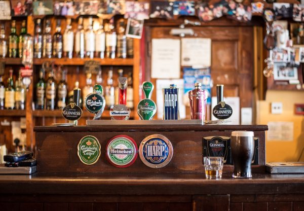 Imagen de una barra de un bar con varios tiradores de cerveza. Foto: Pexels