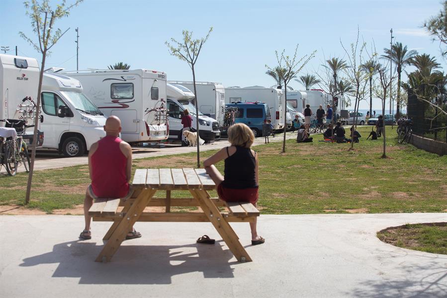 Zona de estancia de autocaravanas dotada de servicios en la Playa del Pinar de Castelló. Efetur/Domenech Castelló