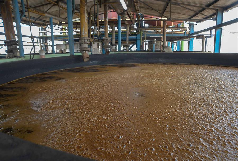 Fábrica de alcohol del ingenio azucarero San Francisco Pujiltic, en el municipio de Venustiano Carranza, estado de Chiapas (México). Efeagro/Carlos López