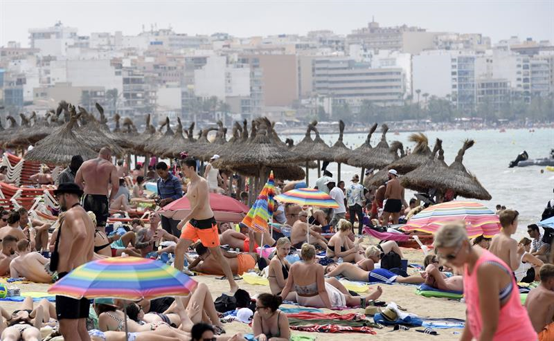 Imagen de una multitud disfrutando de la actividad turística por excelencia de España: sol y playa. Foto: EFE/Atienza.