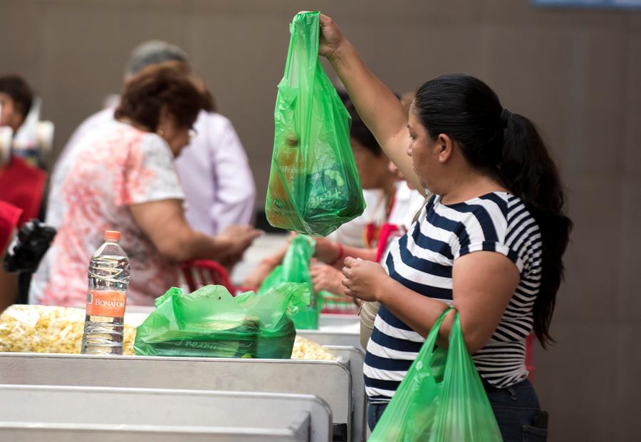 Bolsas de plástico en un supermercado en México. Efeagro/Miguel Sierra