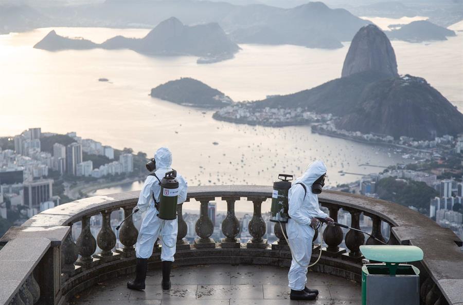Soldados del ejército brasileño desinfectan en el Cristo Redentor para la reapertura de este punto turístico de Río de Janeiro. Efetur/Fernando Maia
