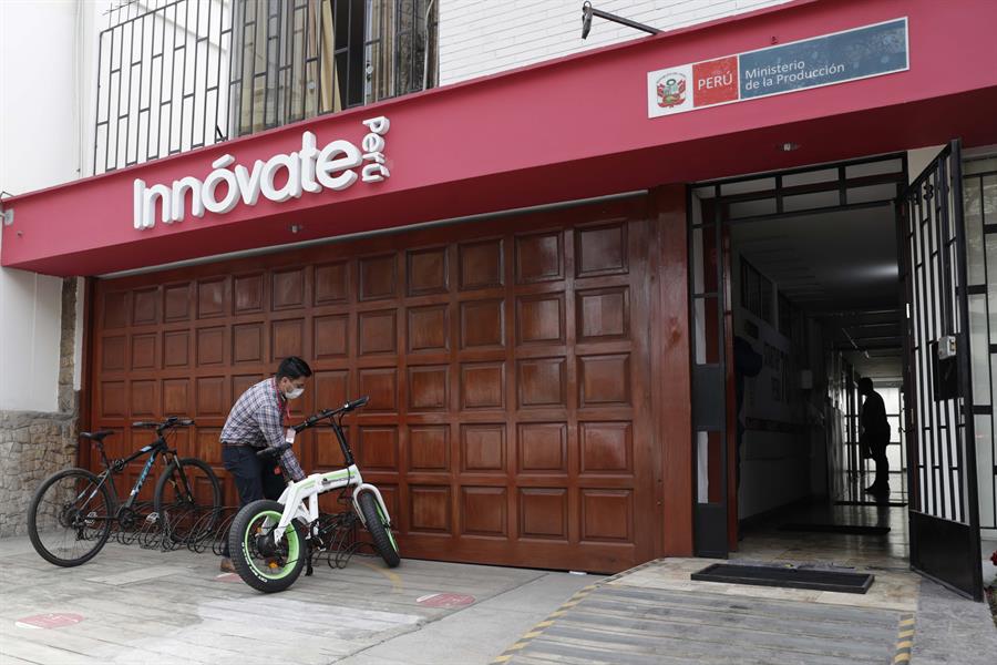 Un hombre parquea su bicicleta frente a la sede de Innóvate Perú en Lima. Efeagro/ Paolo Aguilar