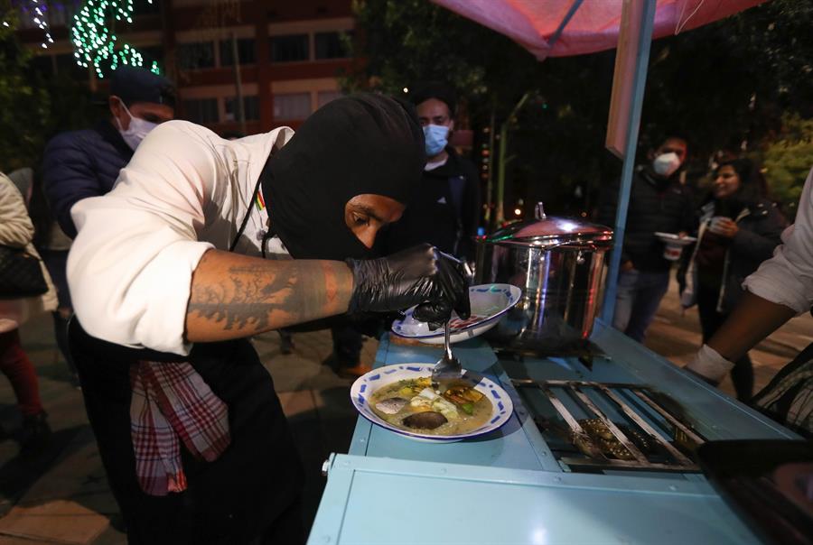 El chef Willians Cori prepara comida callejera en una céntrica avenida de La Paz (Bolivia). Efeagro/Martín Alipaz