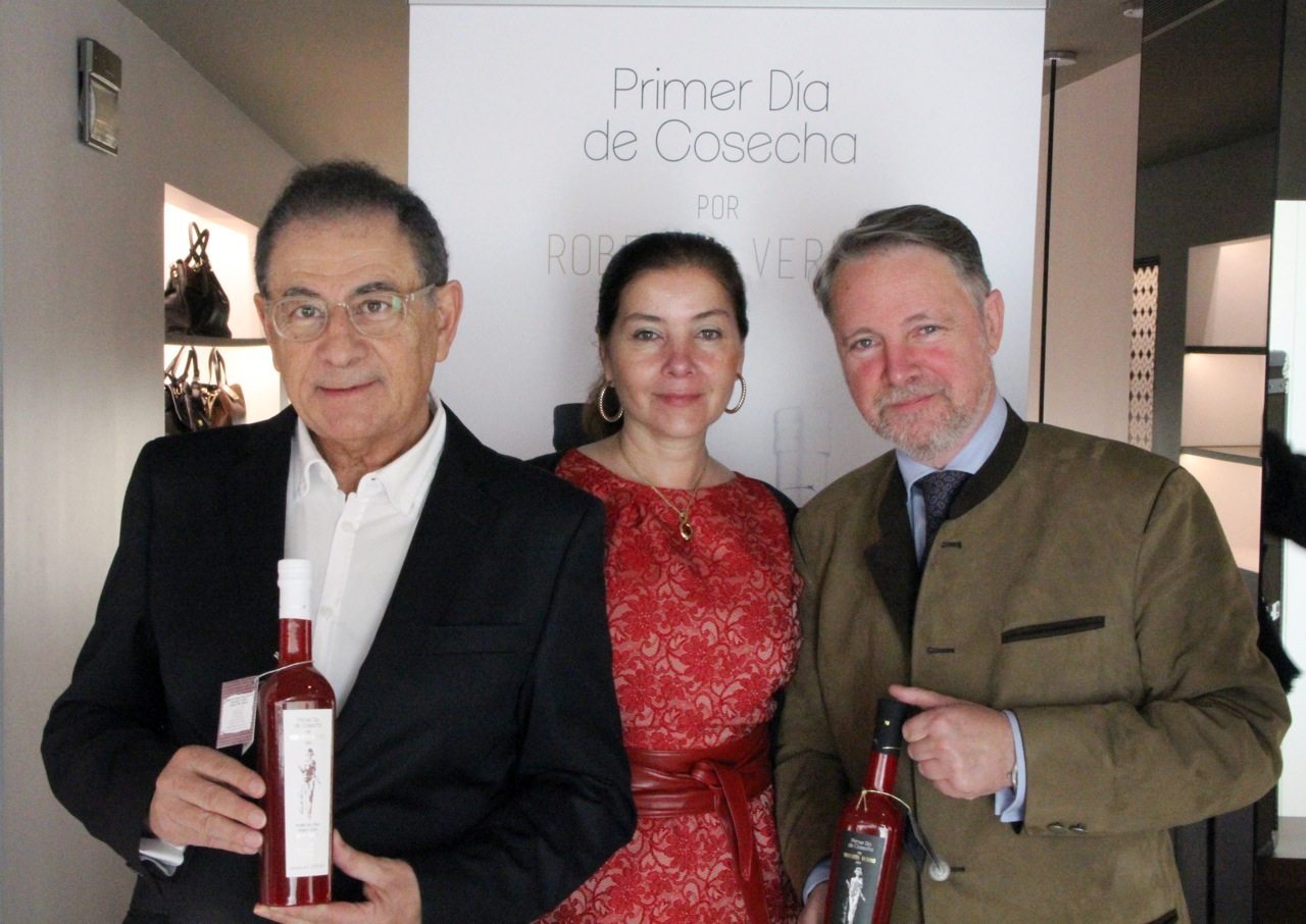 Roberto Verino, junto a los responsables de la aceitera. Foto: Castillo de Canena