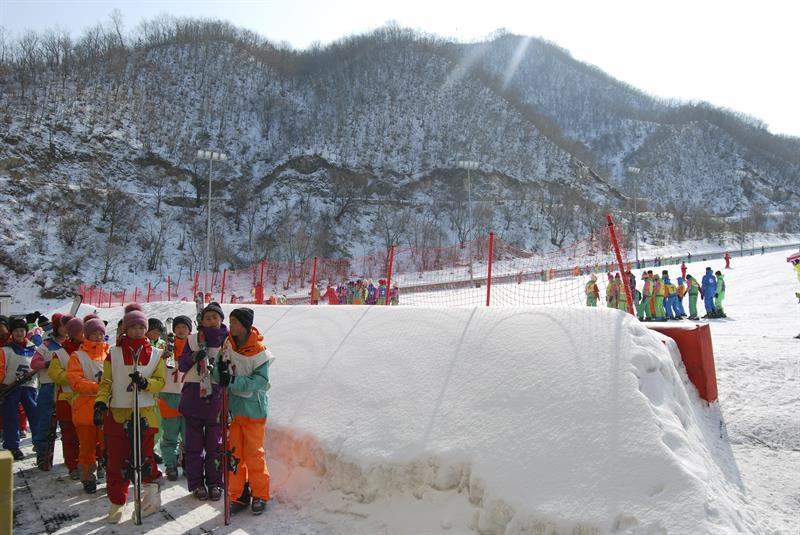 Niños norcoreanos en la estación de esquí de Masikryong, Corea del Norte. Foto: EFE/Andrés Sánchez Braun
