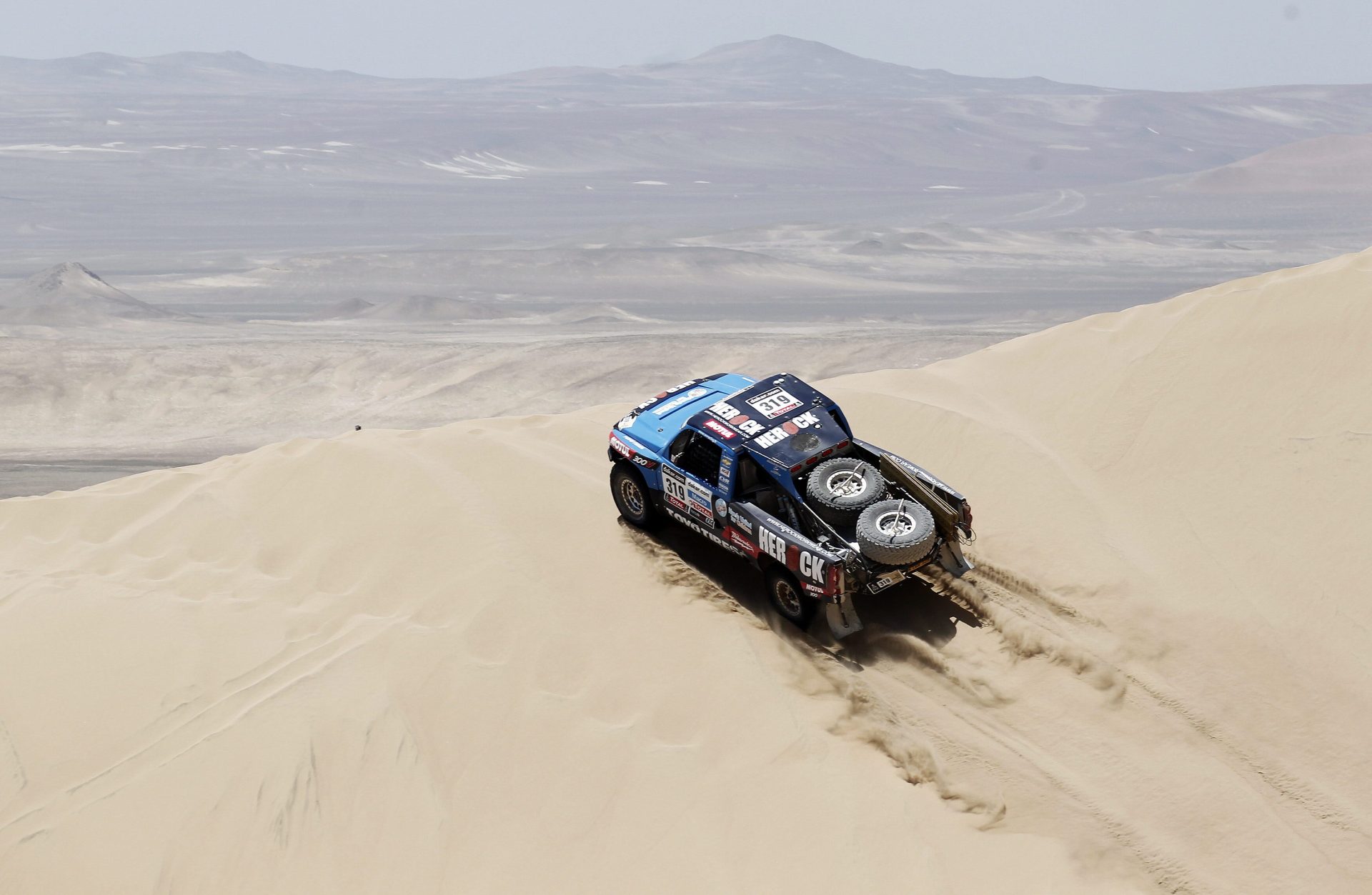 Una de las etapas del Dakar 2013 a su paso por Pisco (Perú). EFE/Felipe Trueba.