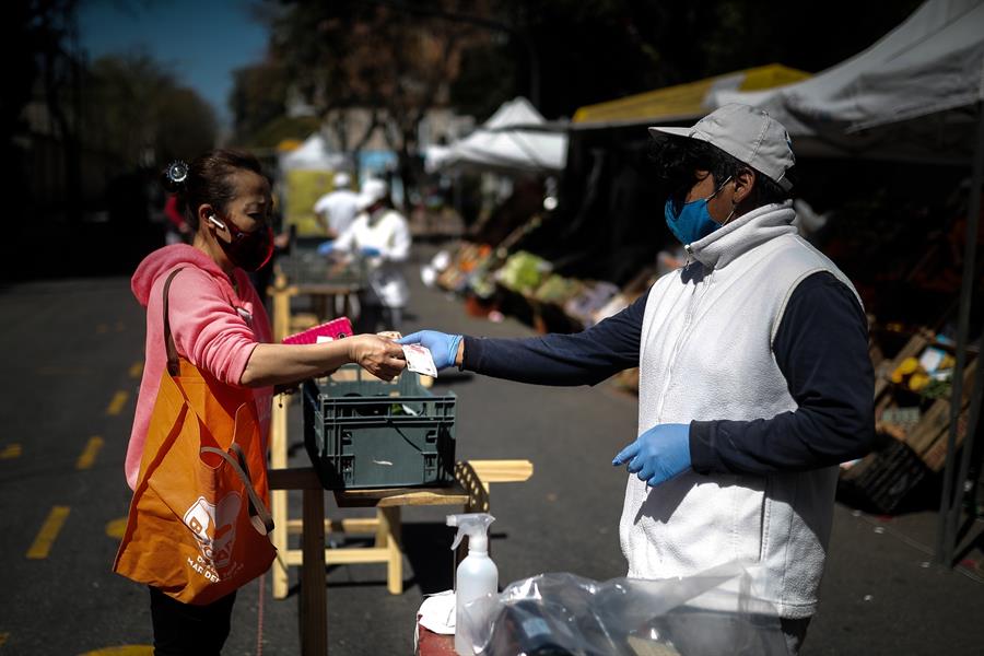 Una mujer realiza compras en un mercado callejero en Buenos Aires (Argentina). Efeagro/Juan Ignacio Roncoroni