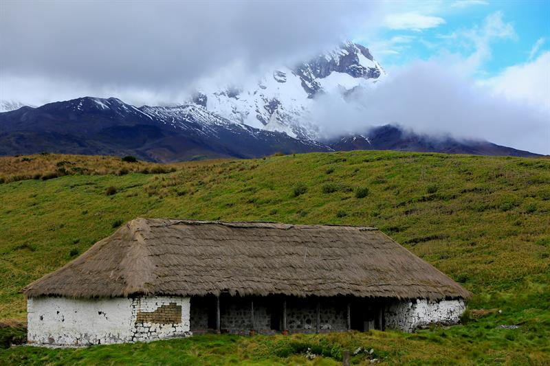 Vivienda a los pies del volcán Antisana, Ecuador. Foto: EFE/José Jácome