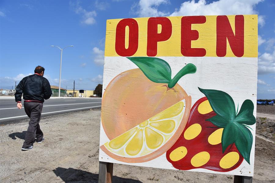 Cartel en Oxnard (California) que indica que los campos de fruta están abiertos pese a la COVID-19. Foto: EFEAGRO/Iván Mejía