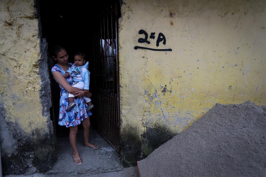 Una mujer y una niña en una casa de Sao Paolo. Efeagro/Fernando Bizerra