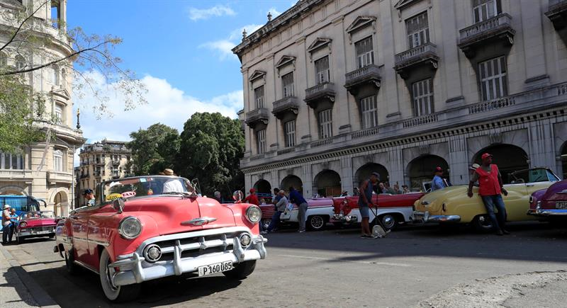 Taxis y turistas en una calle de La Habana (Cuba). Foto: EFE/Zipi