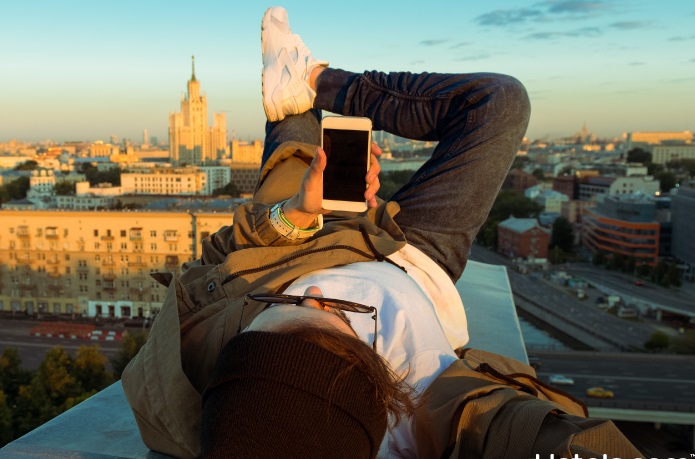 Millennial se hace un selfie con el móvil. Foto: Cedida por Hoteles.com