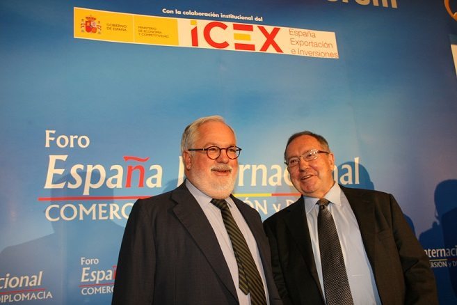 José Luis Bonet, junto al ministro Arias Cañete, en imagen de archivo. Foto: Magrama