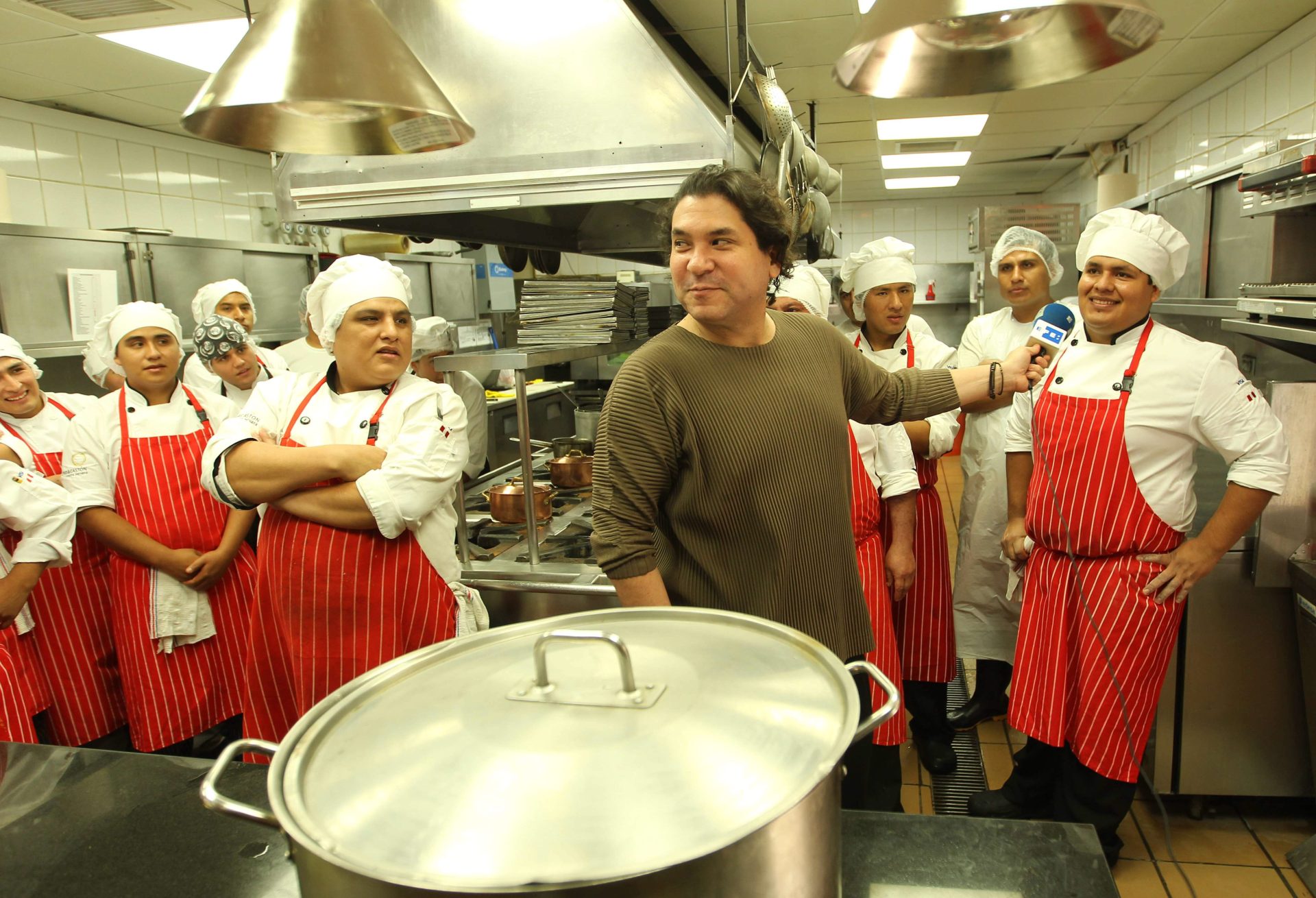 Gastón Acurio junto al equipo de su restaurante. EFE/Paolo Aguilar.