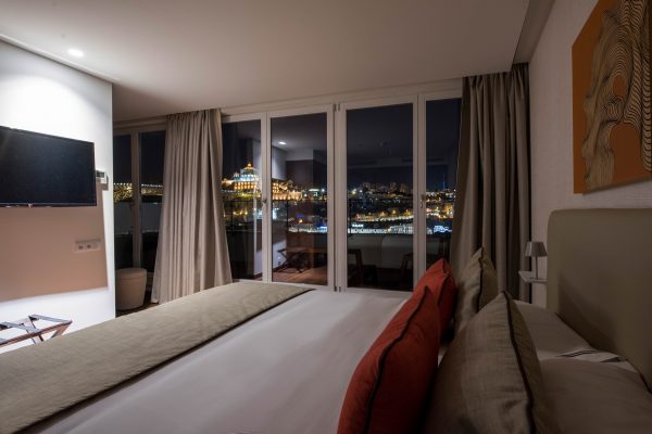 Vista nocturna de Oporto desde una habitación del Hotel Carrís Porto Ribeira. Foto cedida por el hotel.