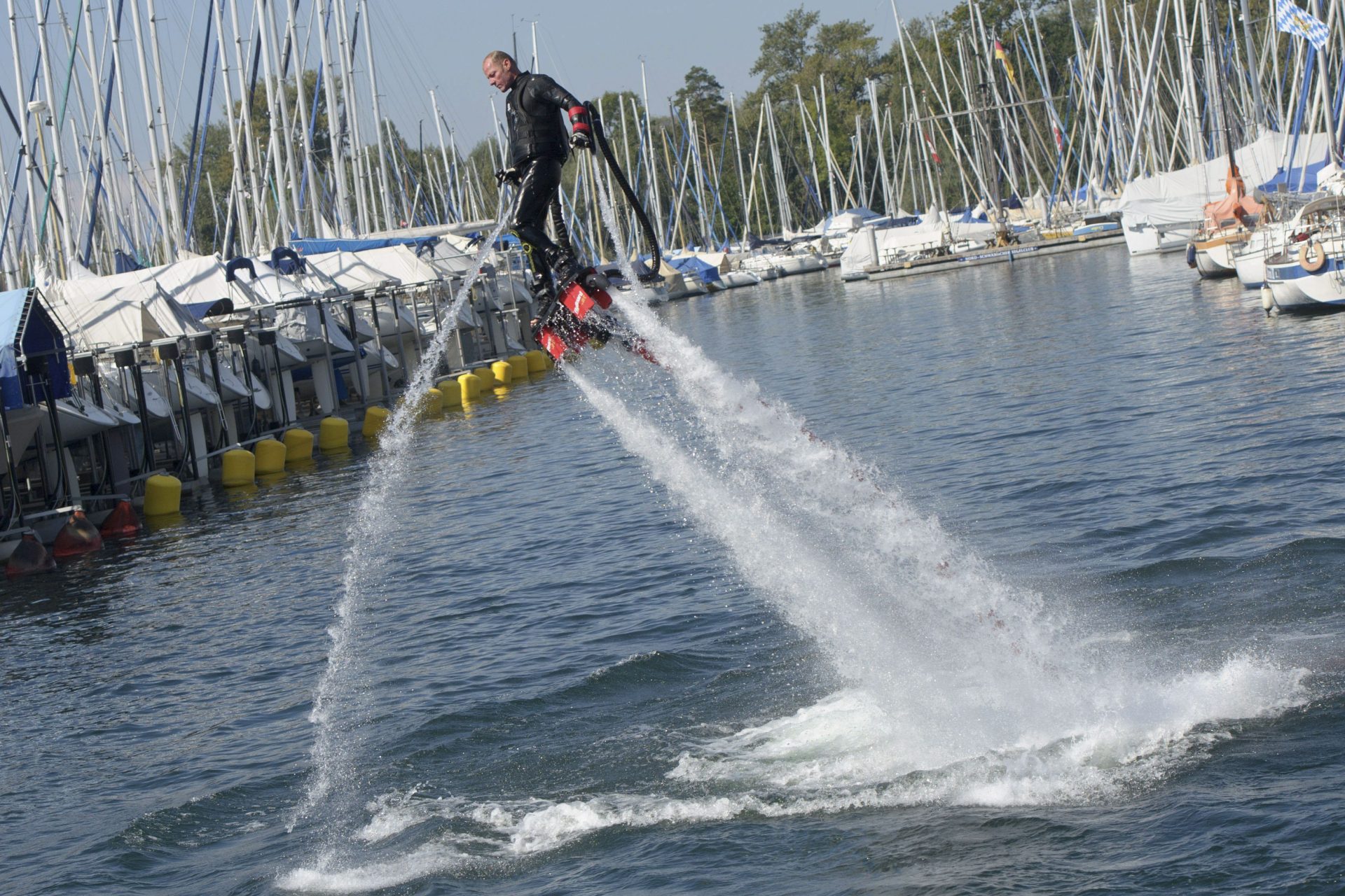 Demostración de flyboard. EPA/TOBIAS KLEINSCHMIDT.