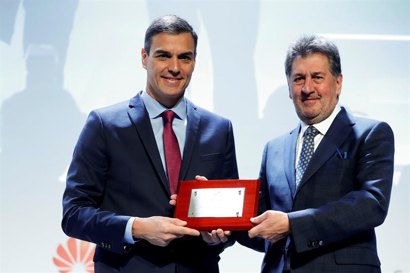 El presidente de Hotusa, Amancio López, junto al presidente del Gobierno, Pedro Sánchez, durante el Foro Hotusa. Foto: EFE/Chema Moya.