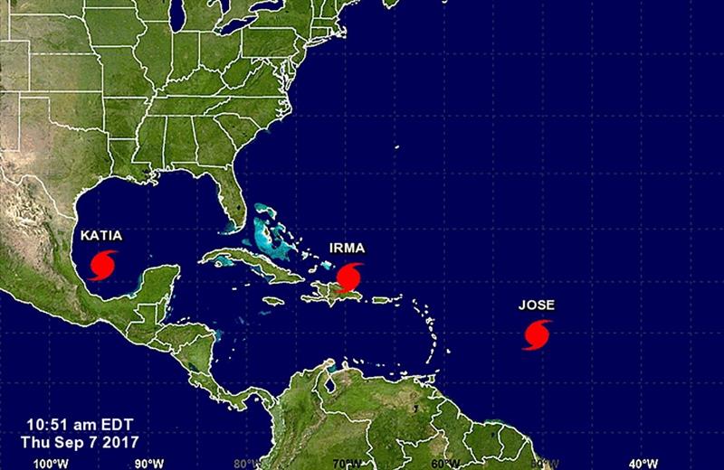 Fotografía facilitada por la Agencia Nacional de Océanos y Atmósfera de Estados Unidos (NOAA) que muestra tres huracanes, Katia, Irma y Jose en su trayectoria. Foto: EFE/Noaa